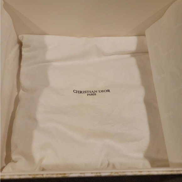 Dior 2023 Christmas Gift Box limited
Set-Box-DustBag-Pillow box 10"×8.5"
×4.5" - Picture 5 of 7